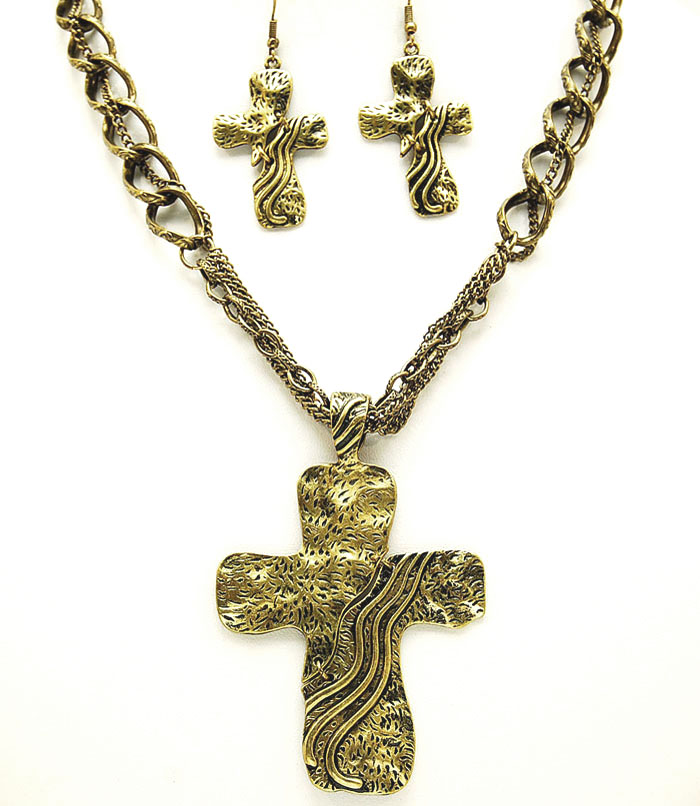 ANTIQUE GOLD TONE LARGE CROSS/CHUNKY NECKLACE  